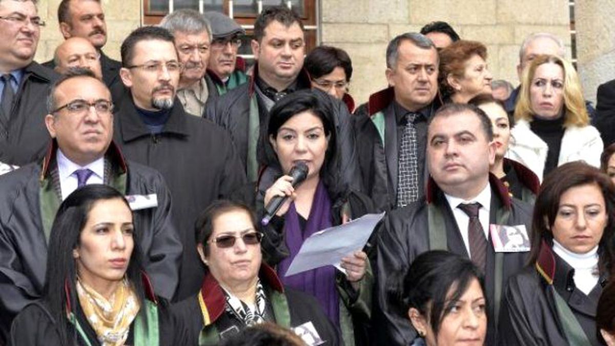 Mersin\'de Öğrenciler Okuldan Önce Özgecan Cinayetini Protesto Etti (2)