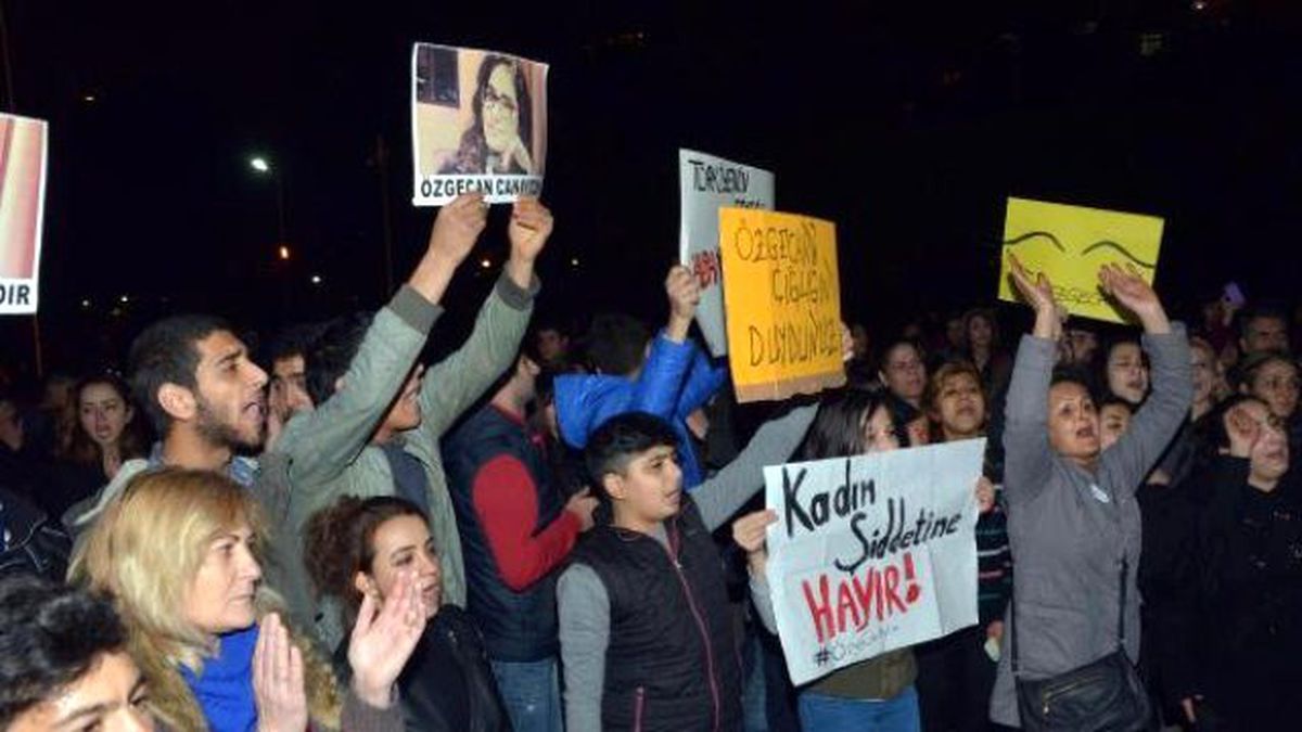 Adana\'da Özgecan Cinayeti Protesto Edildi