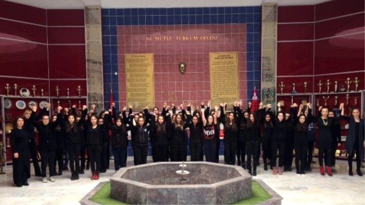 Mersin\'de Öğrenciler Özgecan İçin Siyah Giyindi