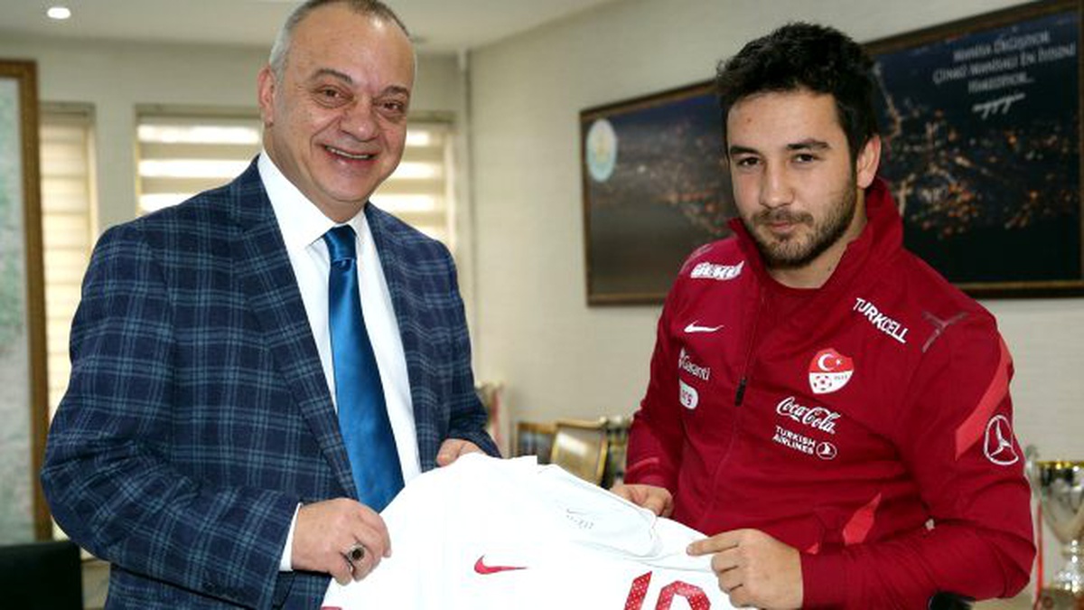 Milli Futbolcudan Başkan Ergün\'e Ziyaret