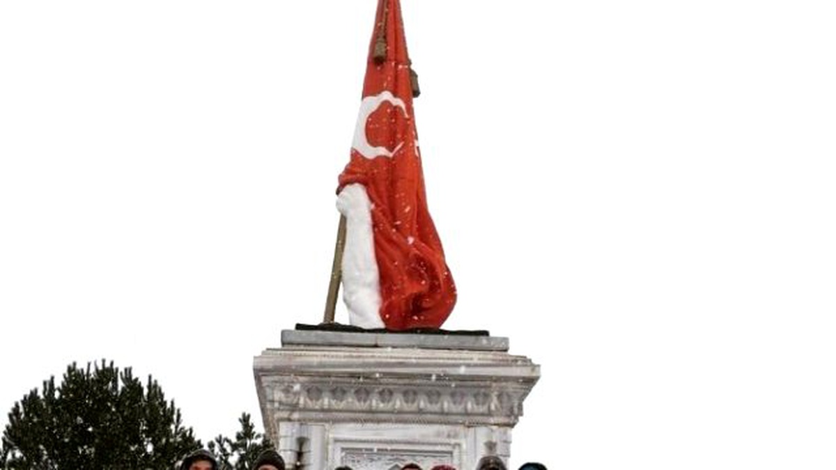 Ödüllü Ekip, İlk Ziyaretini Dumlupınar Şehitliği\'ne Yaptı