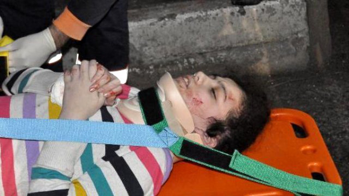 Otomobil, Karşı Yöne Geçmeye Çalışırken Otobüsle Çarpıştı: 3 Yaralı