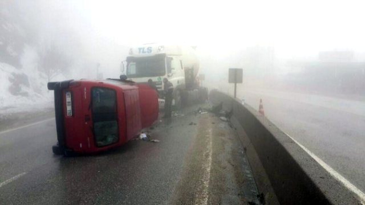 Bolu Dağı\'nda Yoğun Sis Nedeniyle Trafik Kazası