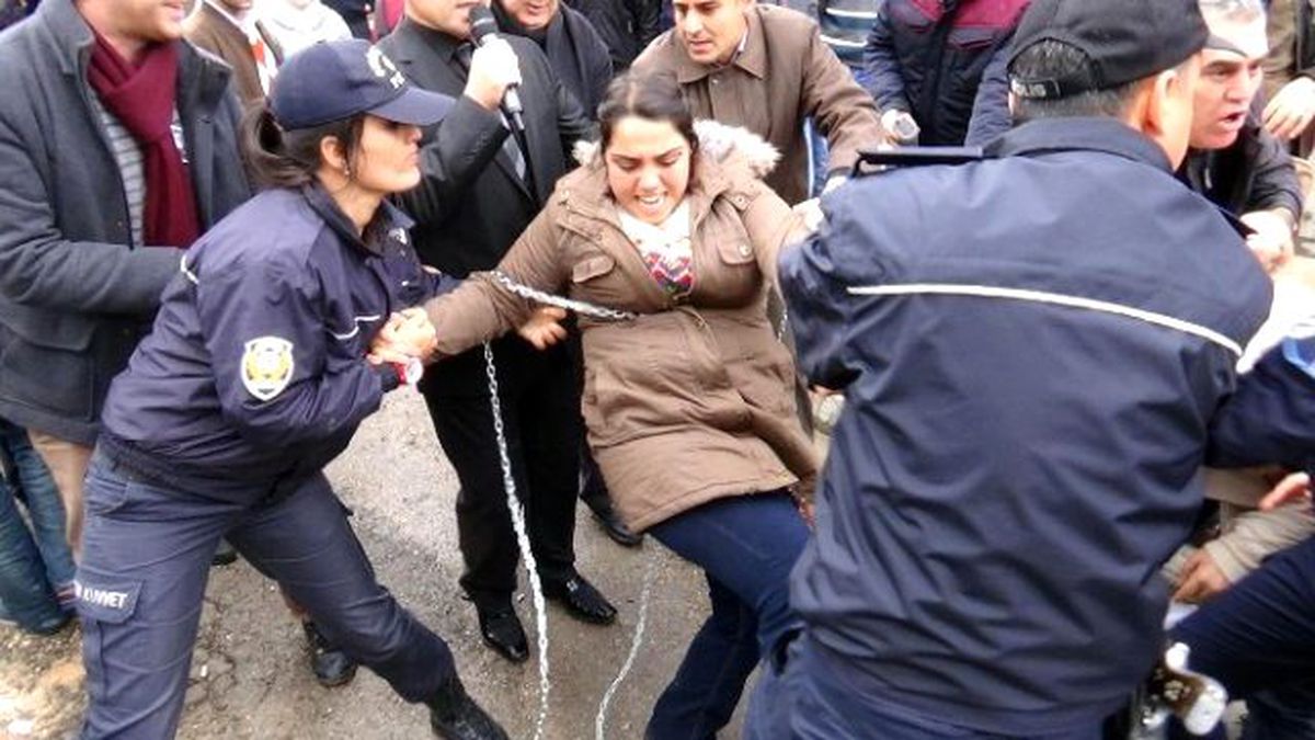Mersin\'de Özgecan Cinayetine Zincirli Protesto