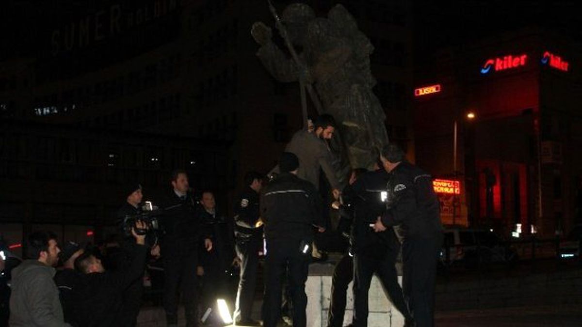 Özgecan\'ın Öldürülmesine Bıçaklı Protesto