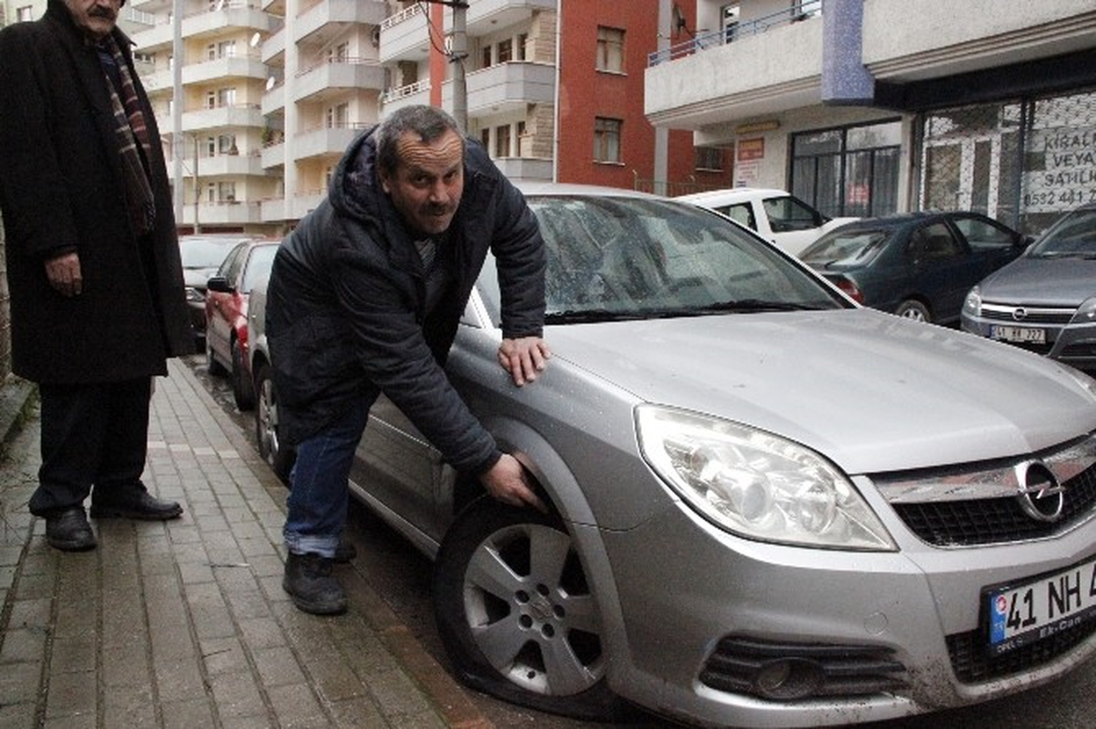 Park Halindeki 15 Aracın Lastiği Patlatıldı