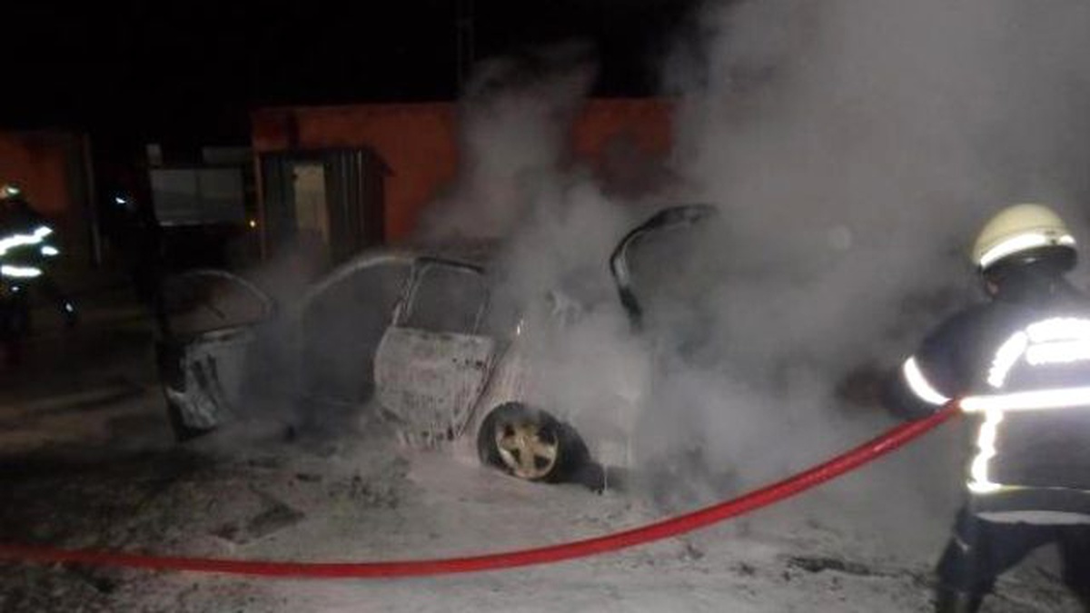 Park Halindeyken Yanan Otomobil Kullanılamaz Hale Geldi