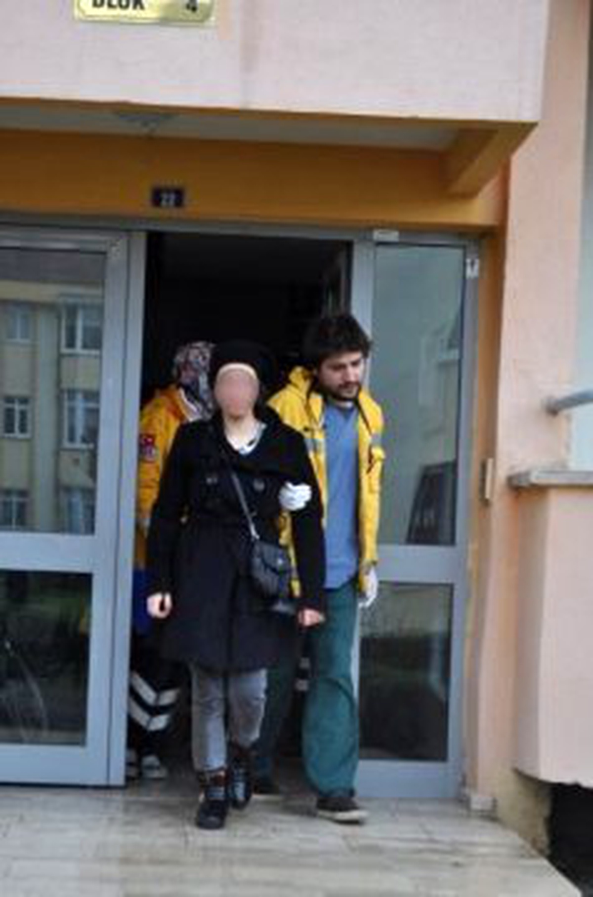 Polisi Gören Hayat Kadını İkinci Kattan Atladı