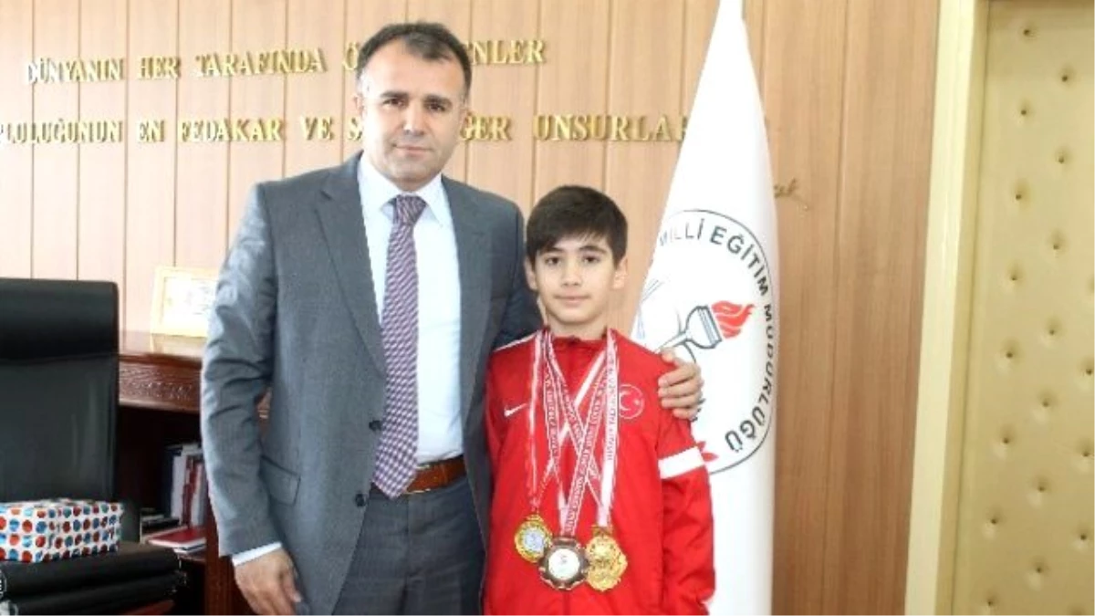 Şampiyon Tekvandocu\'dan Sultanoğluna Ziyaret