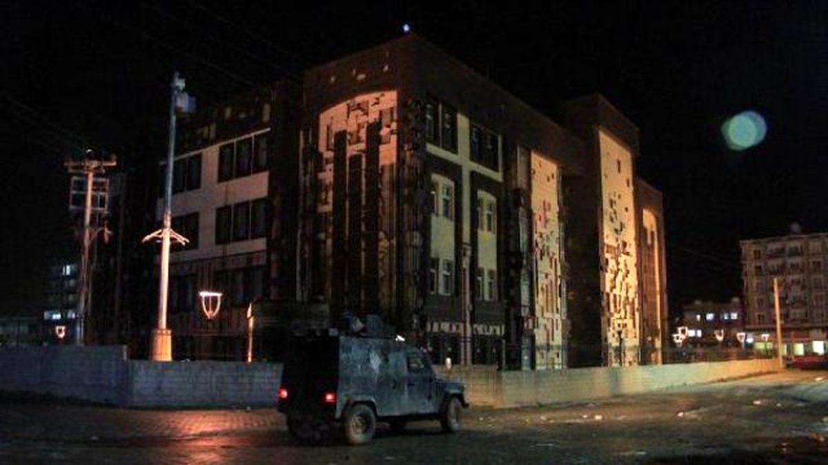 Silopi\'de Polis Atletle PKK\'lı Gösterici Kovaladı