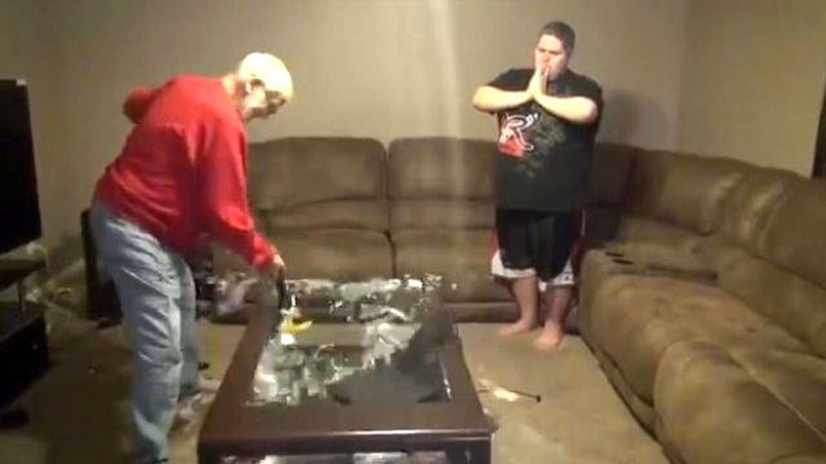 Sinirli Dede Hırsını Torunundan Çıkardı