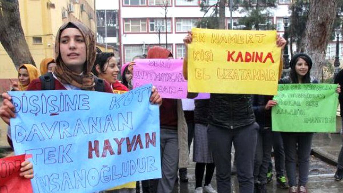 Siverek\'te Liseli Kızlar Özgecan İçin Eylem Yaptı