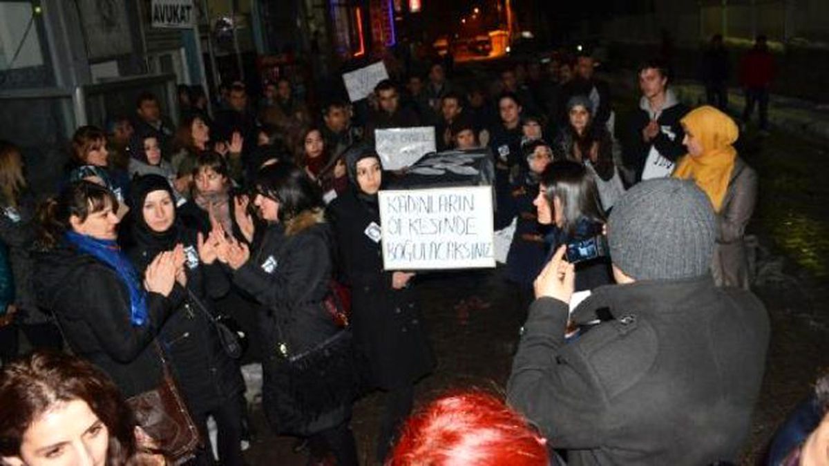 Tatvan\'da Özgecan İçin Meşaleli Yürüyüş