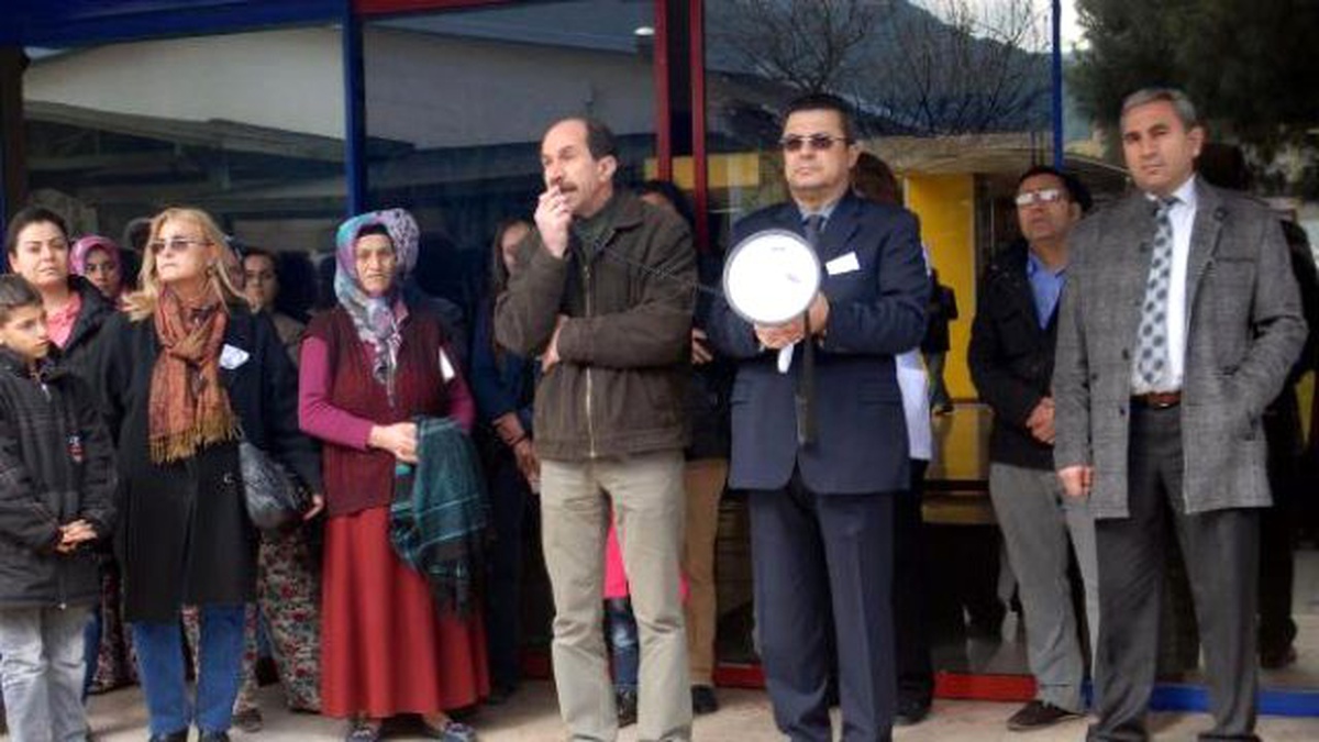 Tıp Öğrencileri Siyahlara Büründü, Mum Yakıp İsyan Etti
