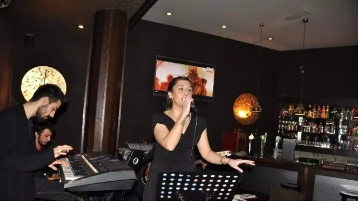 Tuğcan Otel\'e Sanatçı Seli