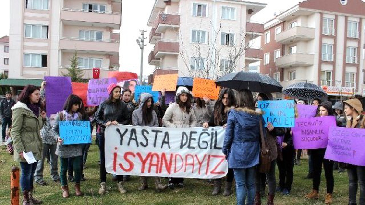 Muğla\'da Üniversite Öğrencileri Özgecan İçin Yürüdü