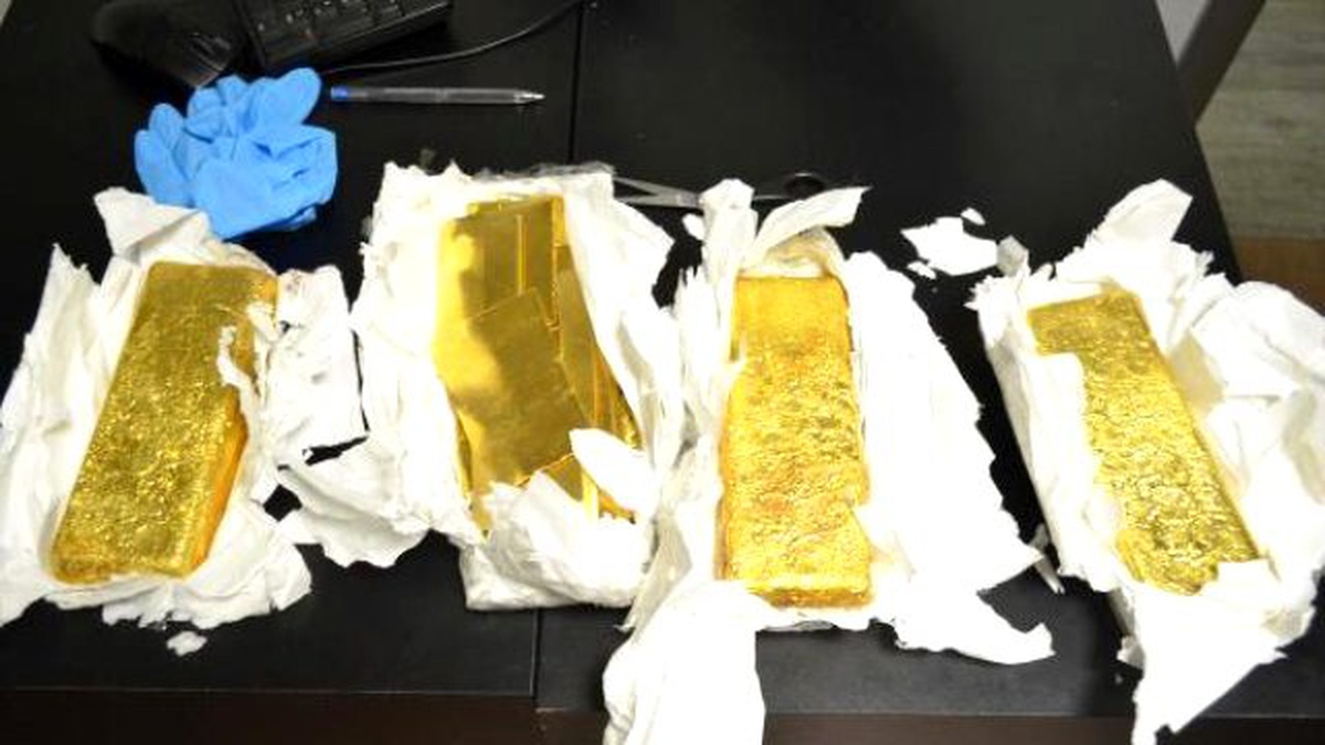Atatürk Havalimanı\'nda Yolcunun Üzerinde 30 Kg Altın Ele Geçirildi