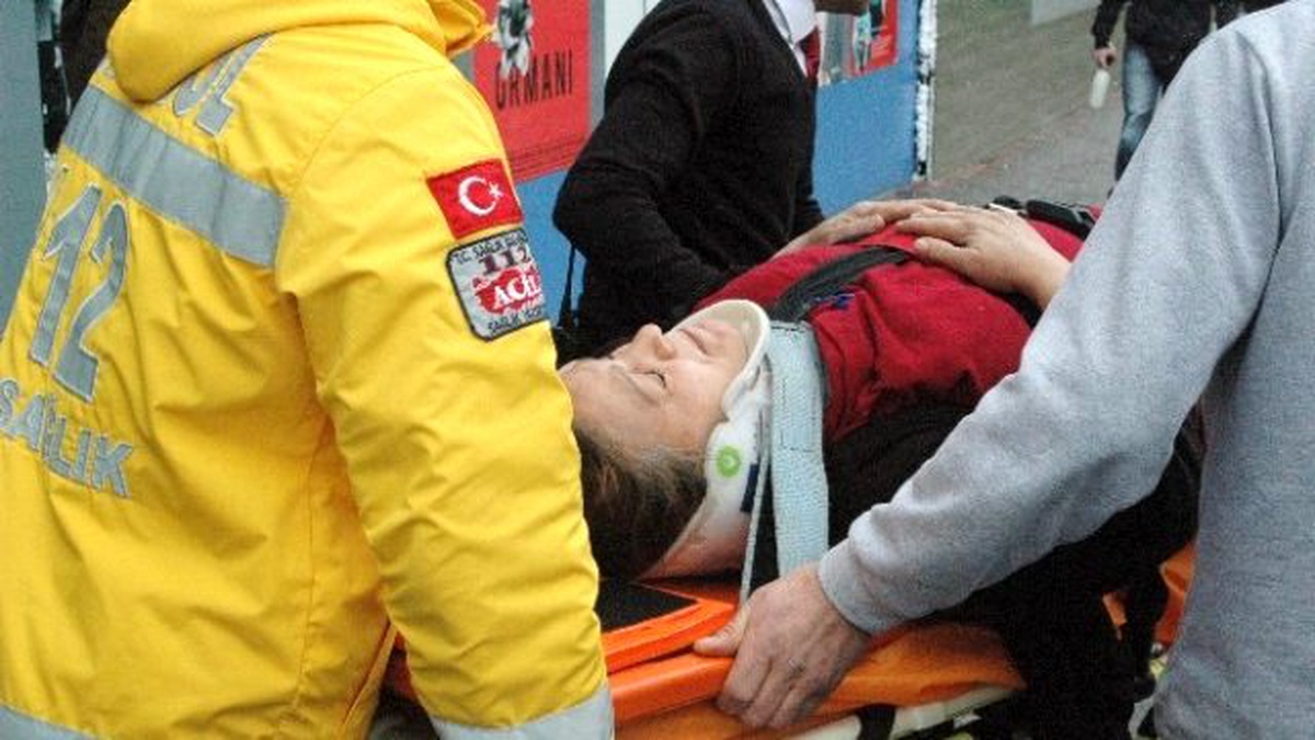 Avm\'de Yüksekten Düşen Temizlik İşçisi Kadın Ağır Yaralandı