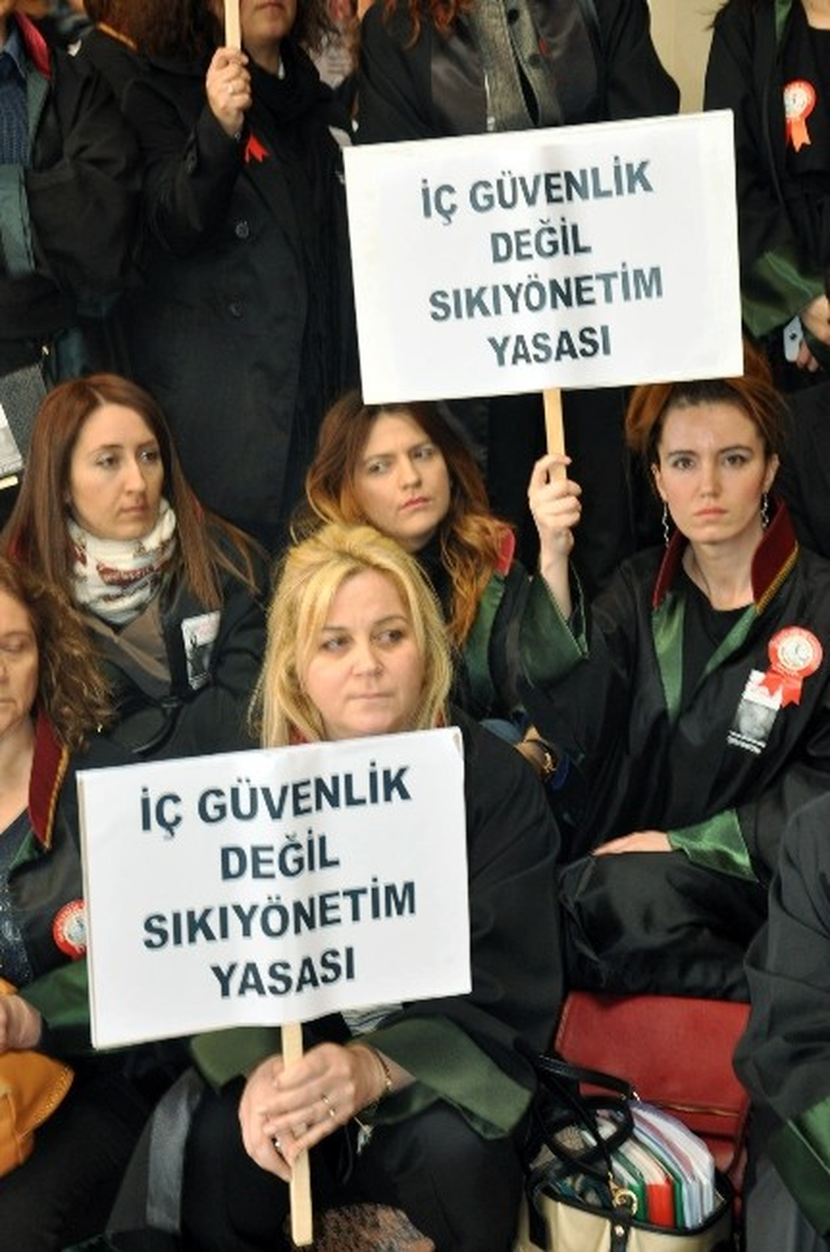 Avukatlardan Adliye İçerisinde Oturma Eylemi