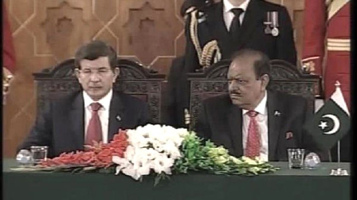 Başbakan Davutoğlu\'na Pakistan\'da Nişan Tevcih Edildi