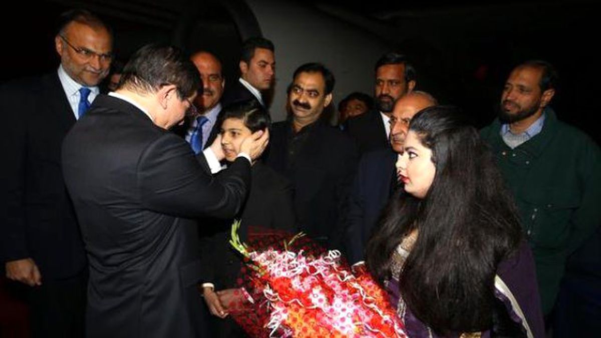Başbakan Davutoğlu, Pakistan\'da Resmi Törenle Karşılandı