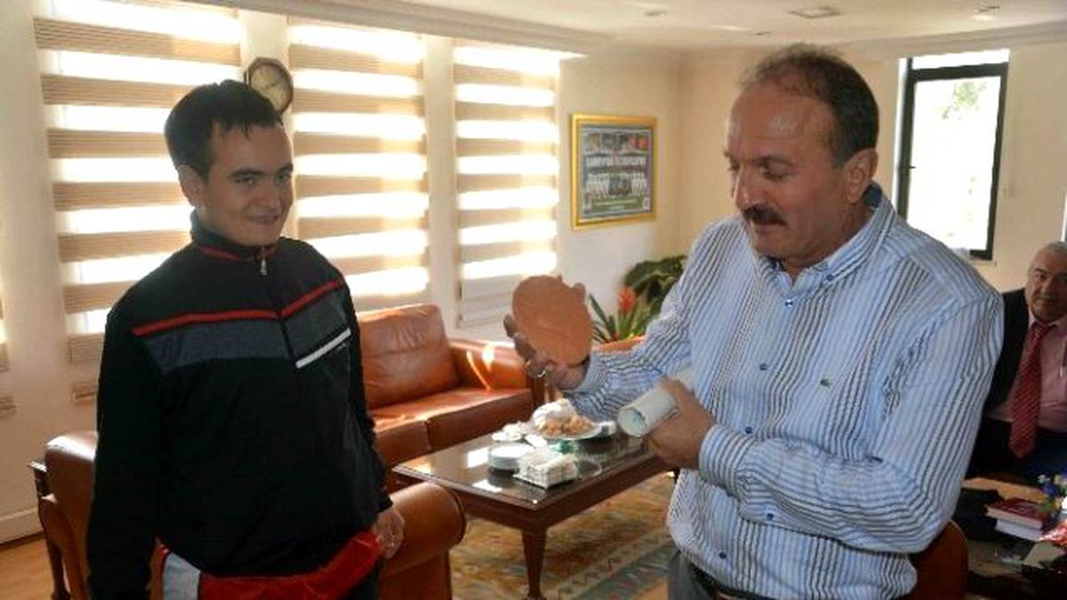 Başkan Saatcı\'ya Anlamlı Hediye