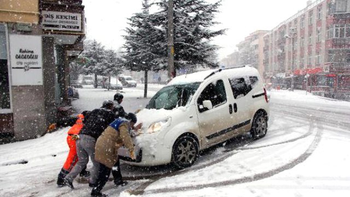 Bolu Dağı\'nda Yoğun Kar Yağışı Ulaşımı Etkiliyor (2)
