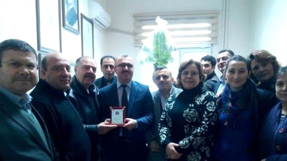 Burhaniye\'de Emekliye Ayrılan Müdüre Plaketli Uğurlama