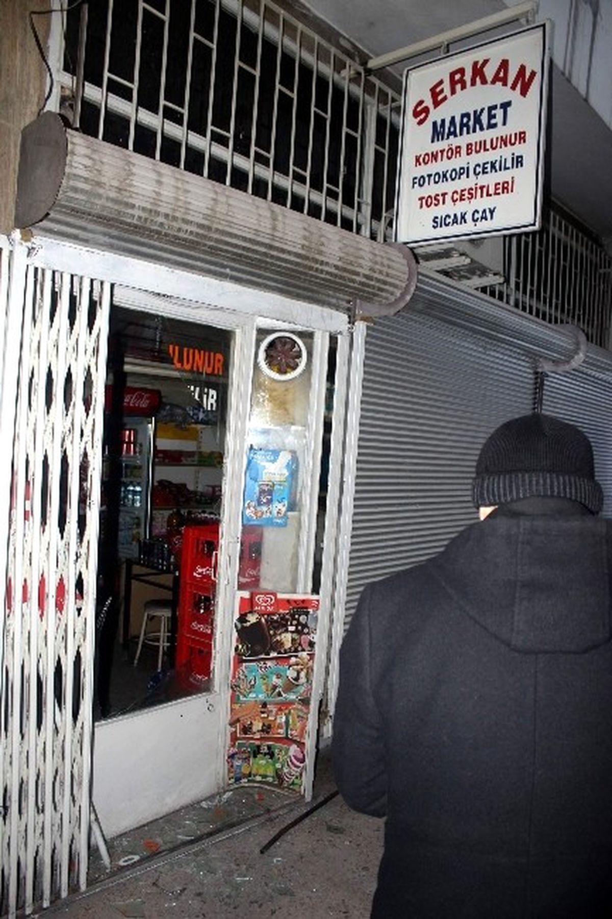 Camı Kırıp Markete Girdiler