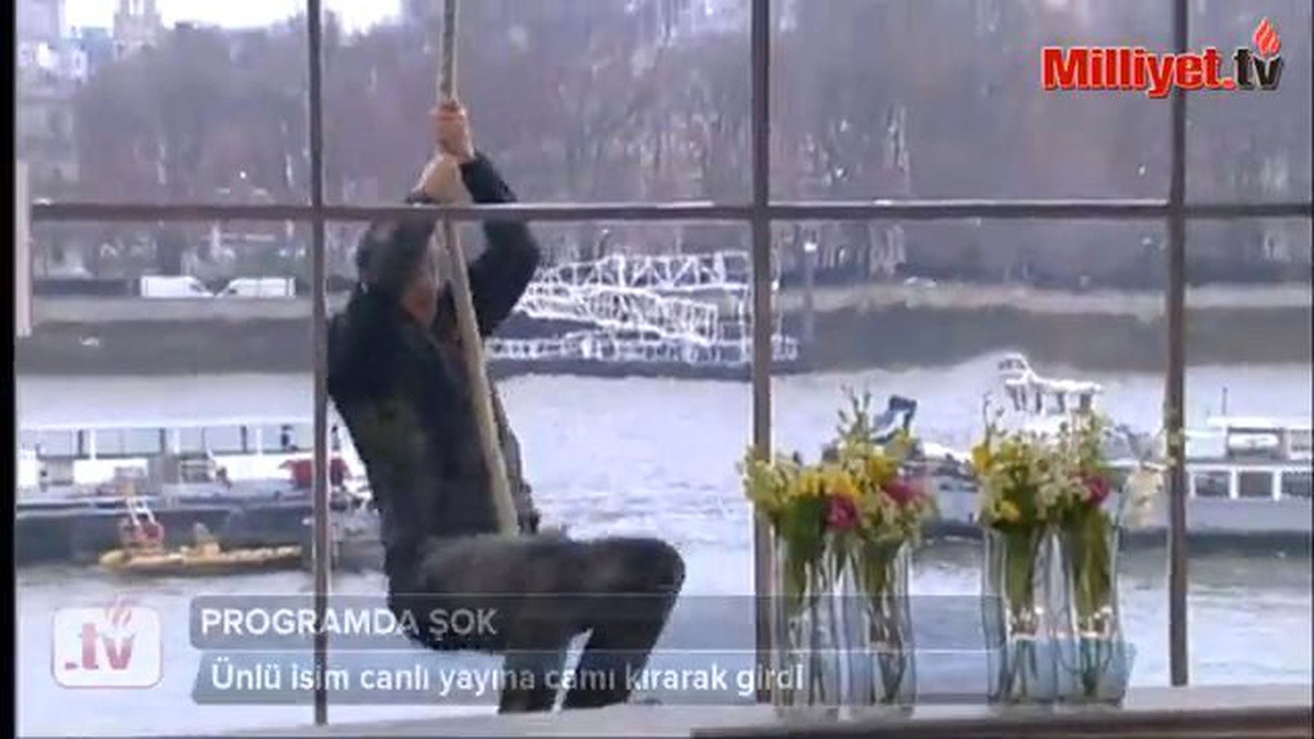 Canlı Yayına Camı Kırarak Girdi!