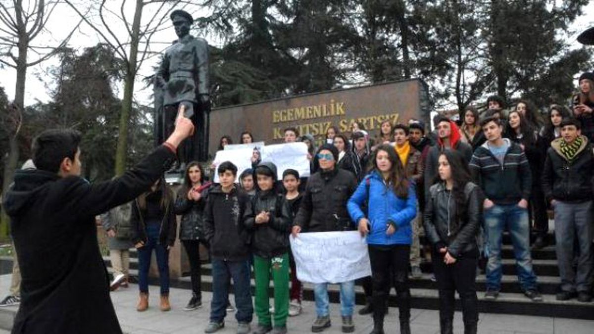 Çorlu\'da Liseli Öğrencilerden Özgecan Tepkisi
