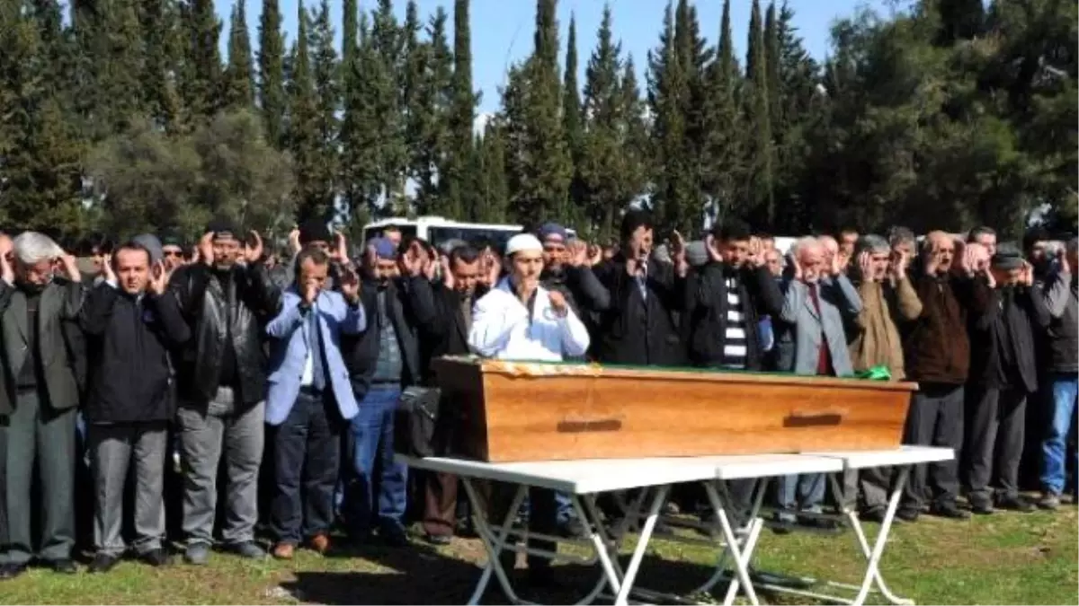 Denize Uçan Otomobilde Ölen Uçar Çifti ile Çocukları Toprağa Verildi