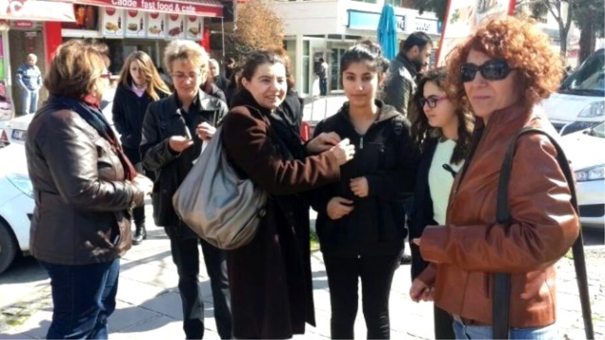 Didim\'de CHP\'li Bayanlar Özgecan Aslan İçin Siyah Kurdela Dağıttı