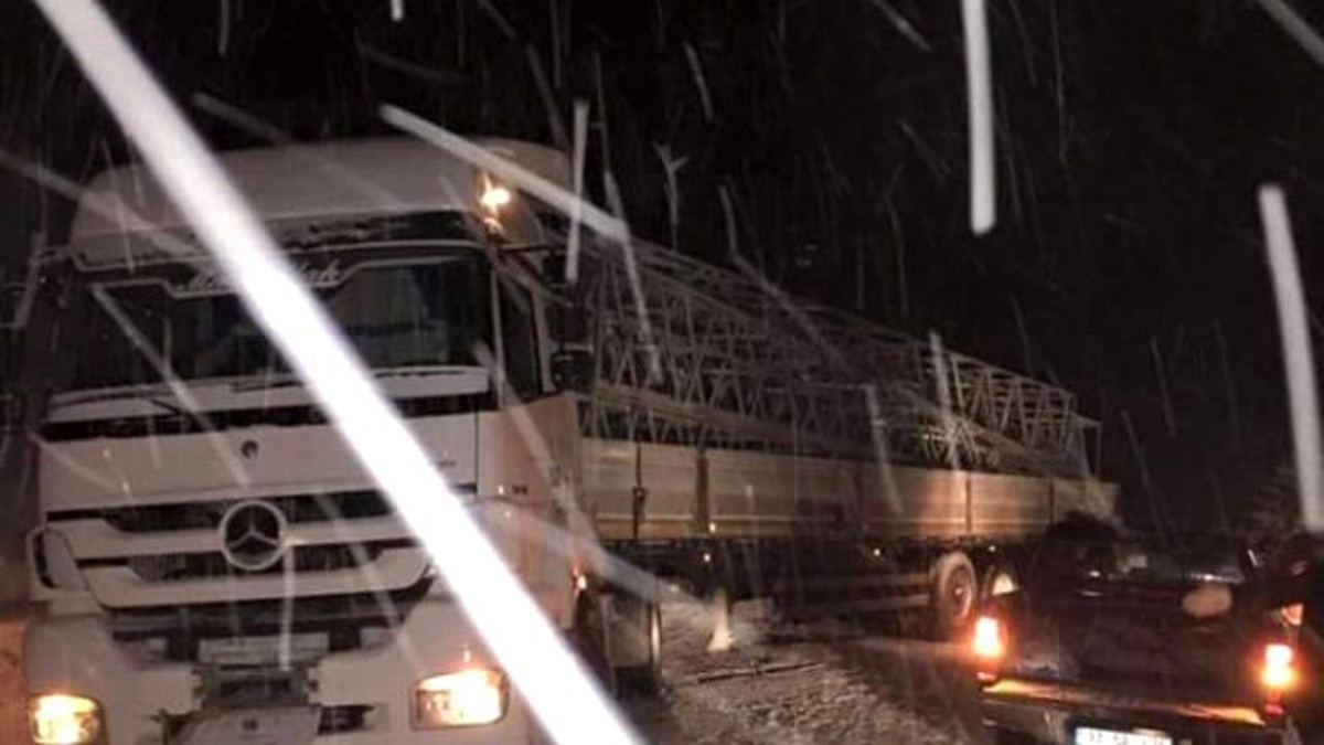 Elektrik Direği Yüklü Tır Karlı Kaplı Yolda Kaza Yaptı