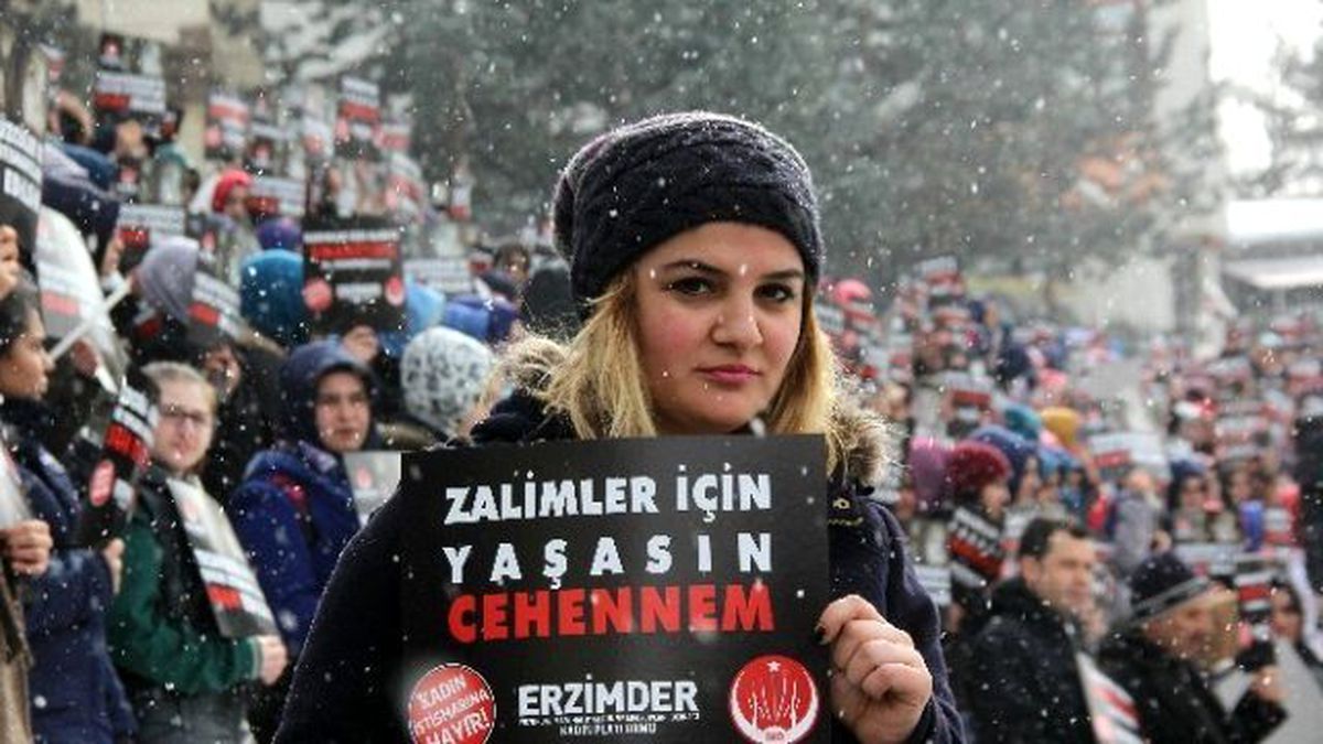 Erzurum\'da Kar Yağışı Altında Üç Dilde Özgecan Protestosu