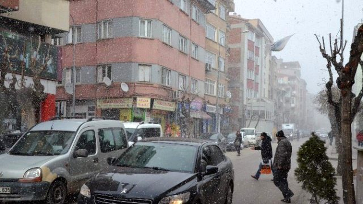 Eskişehir\'de Aniden Bastıran Kar Yağışı ve Fırtına