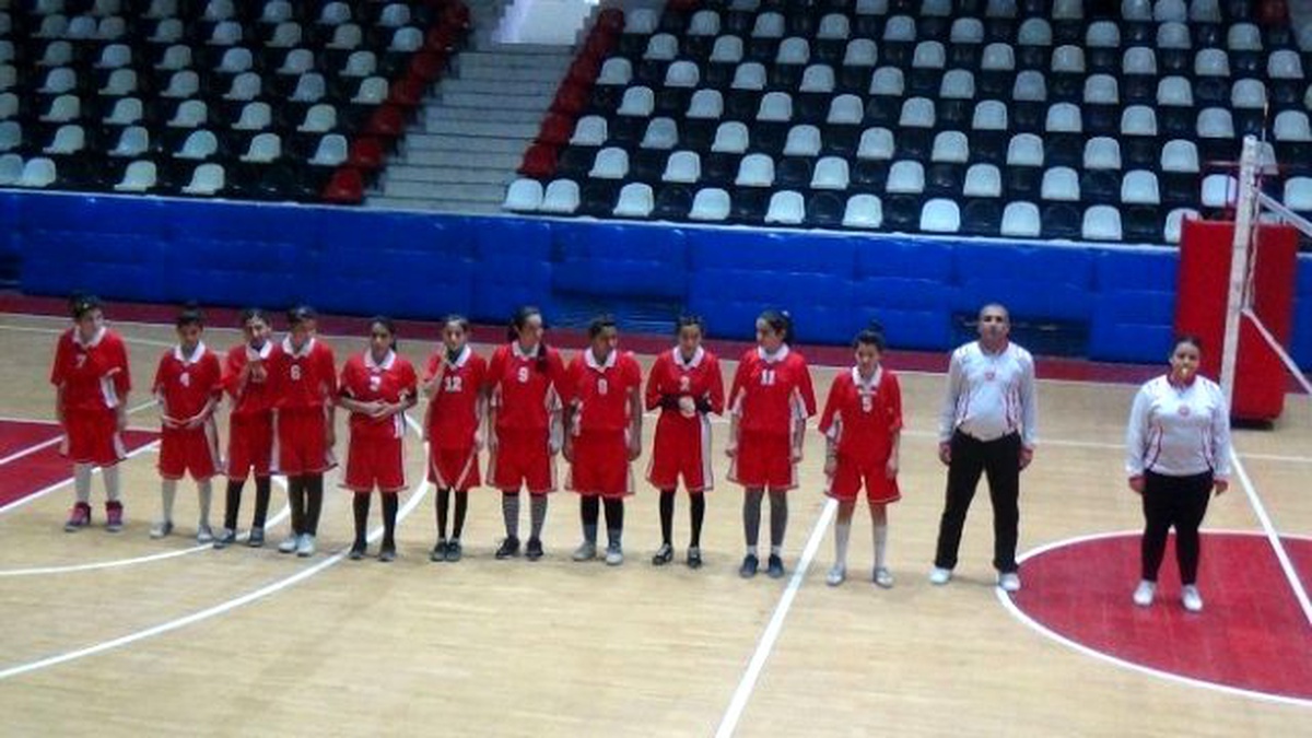 Fatih Lisesi ve Konak Lisesi Tokat\'ta Grup Maçlarını Oynuyor