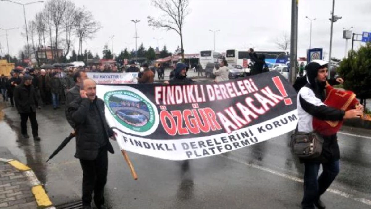 Fındıklı\'da, Hes Toplantısına Yetkililerin Gelmemesine Horonlu Protesto