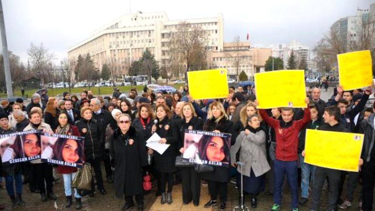 Gaziantep\'te Kadınlardan Özgecan Protestosu