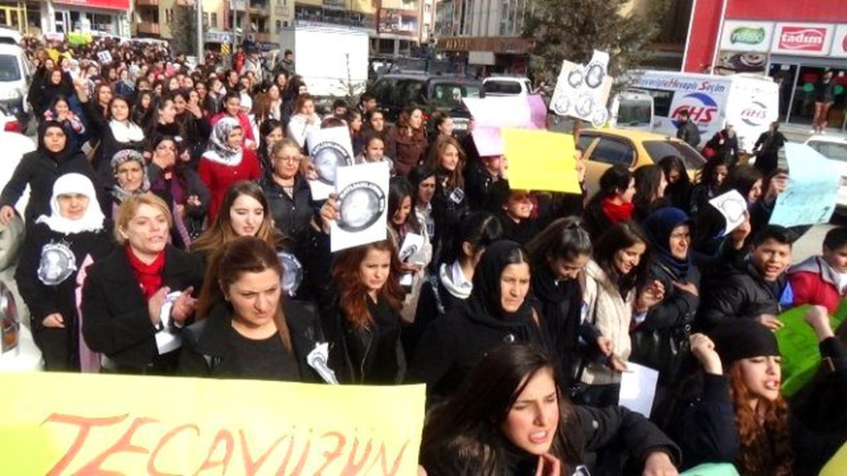 Hakkarili Kadınlar Özgecan İçin Yürüdü