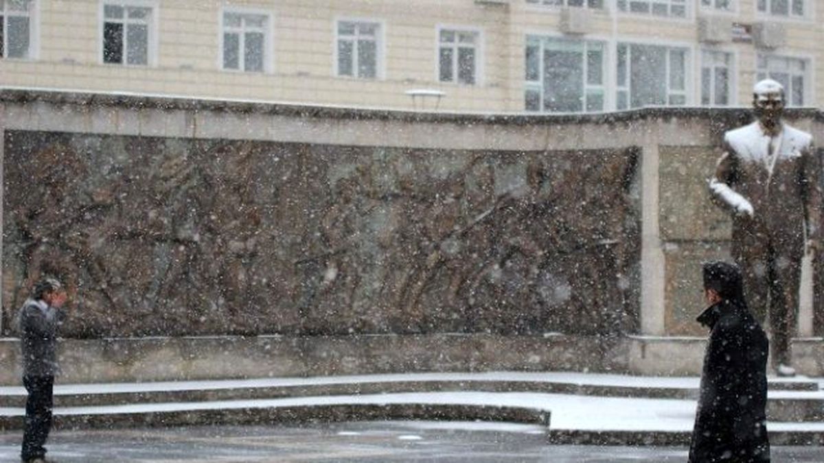 İşe Gitmeden Önce Atatürk\'e Dua ve Selam