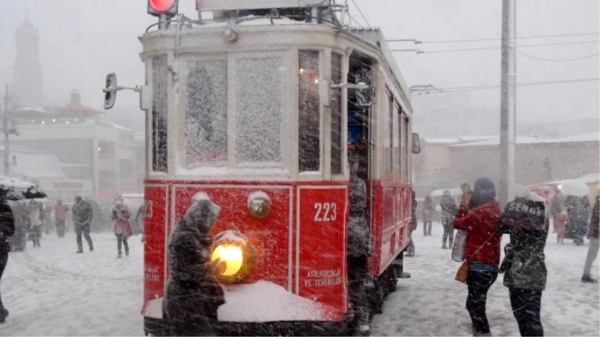 İstanbul\'da Kar Esareti! Metrobüs Seferleri Durdu