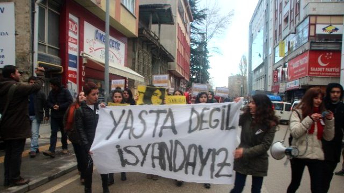 Kadın Kolektifi Üyeleri "Özgecan Aslan" İçin Yürüdü
