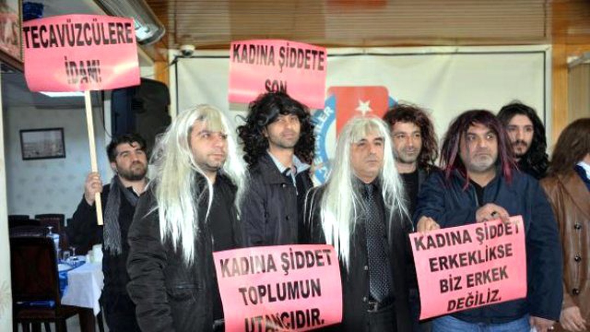 Kadına Şiddet Erkeklikse, Biz Erkek Değiliyiz\' Diyerek Kadın Perukları Taktılar