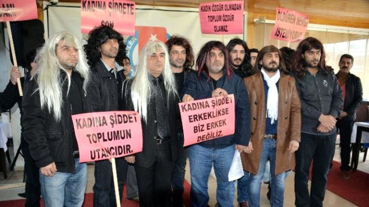 Kadına Şiddeti Protesto İçin Erkekler Peruk Taktı