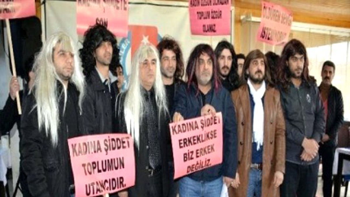 Kadına Şiddeti Protesto İçin Erkekler Peruk Taktı