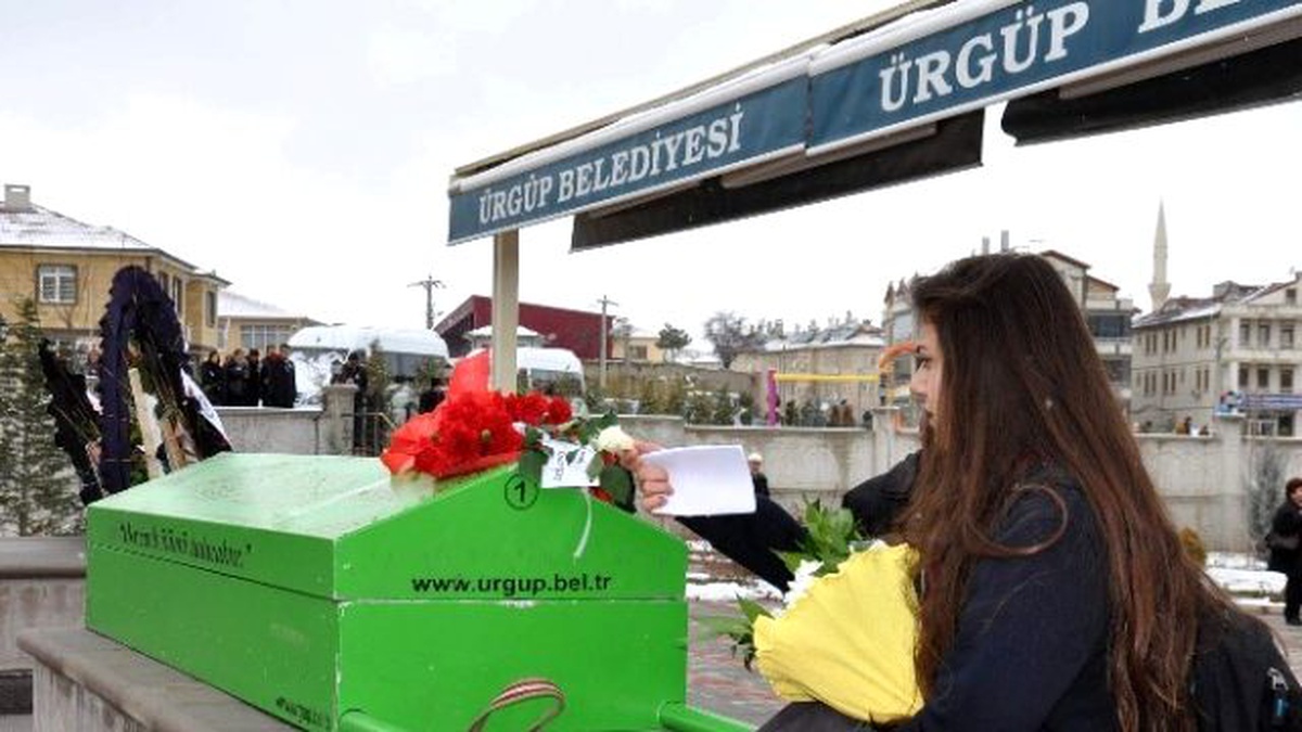 Kansere Yenik Düşen Öğretmen Gözyaşları Arasında Toprağa Verildi