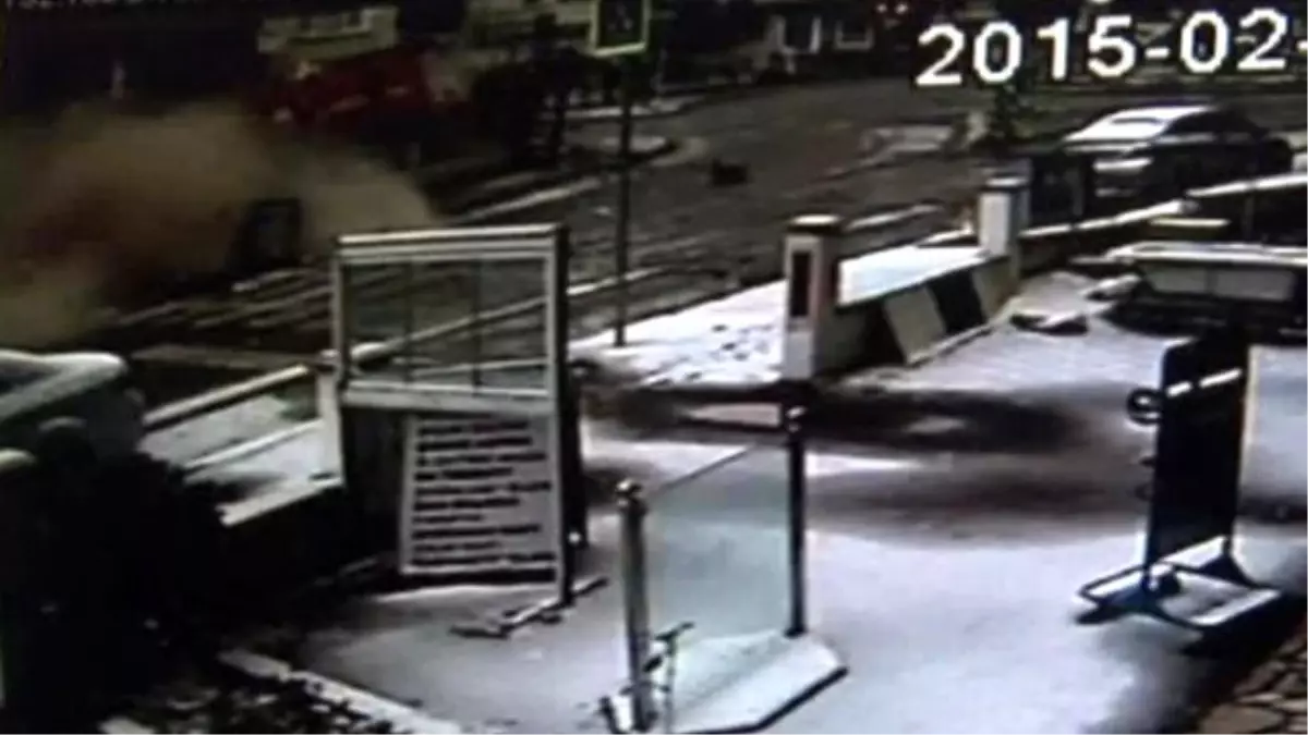 Kar Küreme Aracının Binaya Çarpması Güvenlik Kamerasında