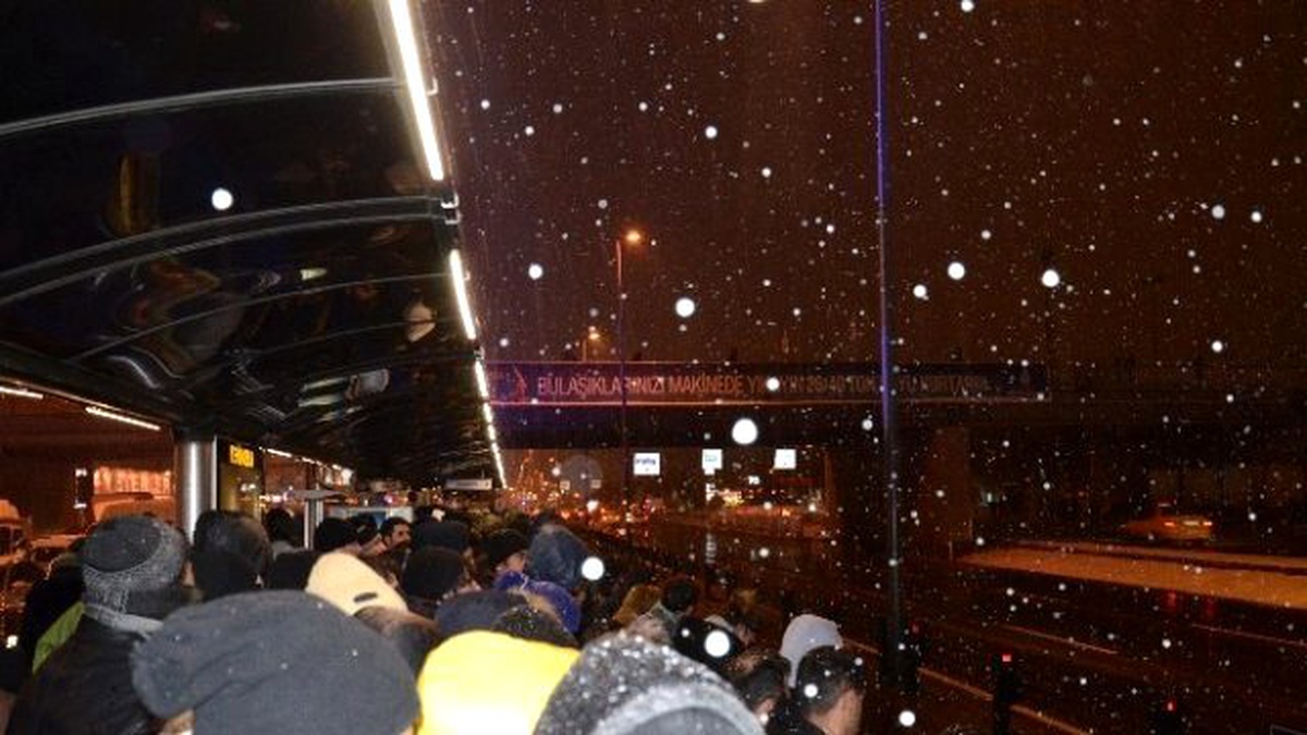 Kar Yağışı Metrobüs Yolunu Yaya Yoluna Çevirdi