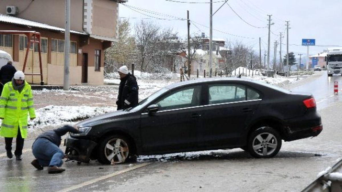 Karda Kayan Araç Bariyerlere Çarptı